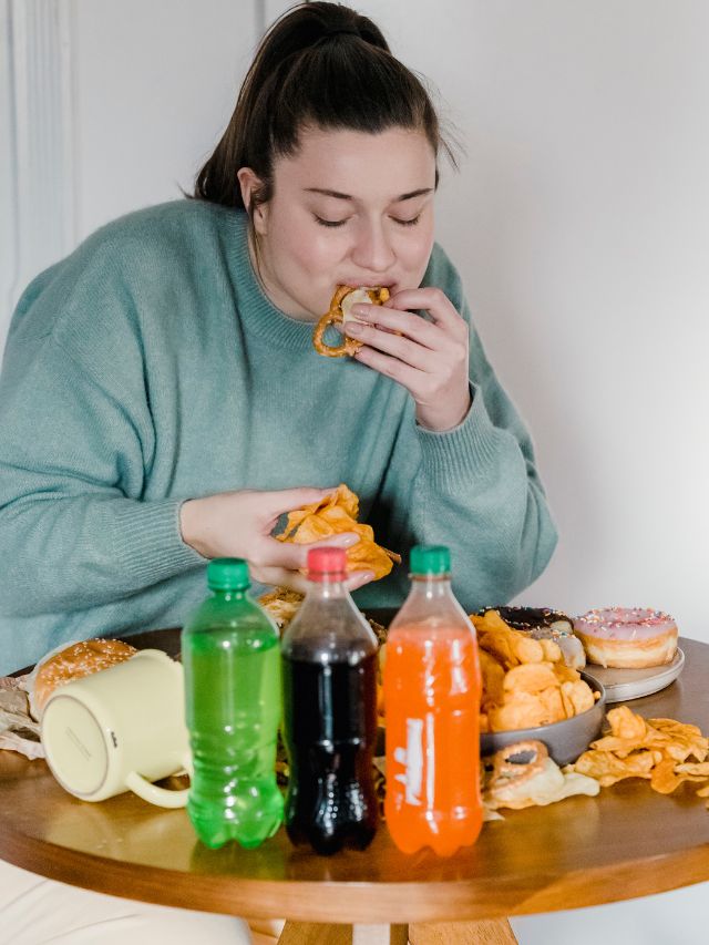 Heart Attack Causes: શિયાળામાં હાર્ટ એટેકનું જોખમ ન વધે તે માટે ડાયટમાં આ 5  વસ્તુઓ લેવાનું ટાળો