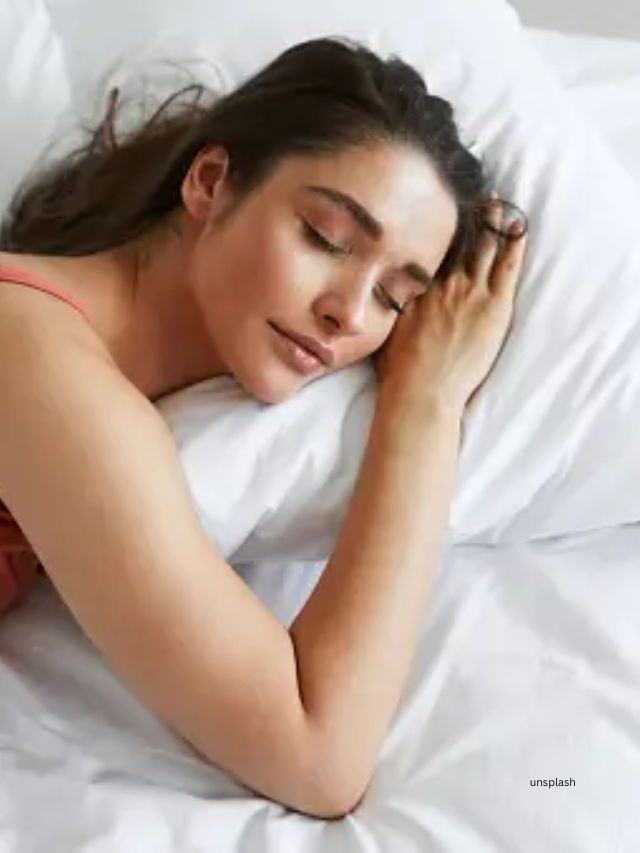 <strong>4) ડાર્ક સર્કલથી બચવા માટે પૂરતી ઊંઘ લો</strong><br>તમારી ત્વચા અને આંખોનું ધ્યાન રાખો. તેથી 6-8 કલાકની ઊંઘ લેવી. મેકઅપ તમારા ડાર્ક સર્કલને છુપાવી શકે છે પરંતુ સાવચેતી ઉપચાર કરતાં વધુ સારી છે. તેથી તમારે ગરબાની રાત પહેલા સારી માત્રામાં ઊંઘ લેવી જોઈએ જેથી તમારી ત્વચા ફ્રેશ દેખાય. નવરાત્રિમાં સ્કિનકૅરની આ સરળ ટીપ્સને અનુસરો- કાકડીના ટુકડા અથવા ટી બેગ્સ લગાવો જેથી તમારી આંખોમાં ડાર્ક સર્કલ ન આવે.