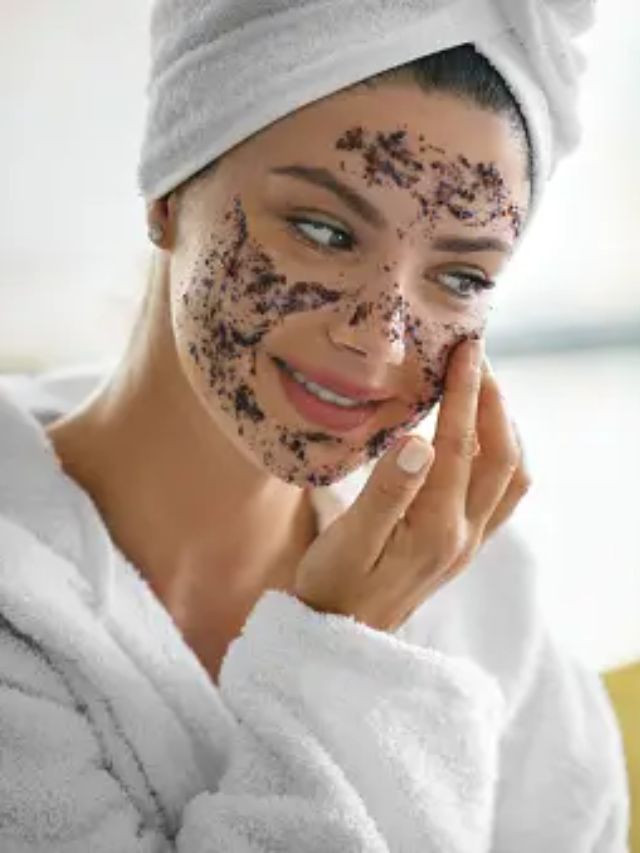 <strong>3)એક્સ્ફોલિયેશન :</strong>ત્વચાના મૃત કોષોને દૂર કરવા અને સેલ ટર્નઓવરને પ્રોત્સાહિત કરવા ધીમેધીમે એક્સ્ફોલિયેટ કરો. દર 7-10 દિવસમાં એકવાર હળવા એક્સ્ફોલિયન્ટનો ઉપયોગ કરો. ખાતરી કરો કે ઓવર-એક્સફોલિએટ ન થાય.