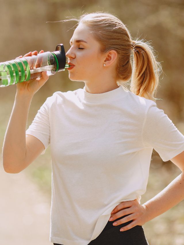 <strong>4)હાઇડ્રેશન :</strong>ડ્રાયનેસ સામે લડવા અને સ્કિનને હેલ્થી અને ગ્લોઈંગ રાખવા માટે માટે પુષ્કળ પાણી પીને હાઇડ્રેટેડ રહો.