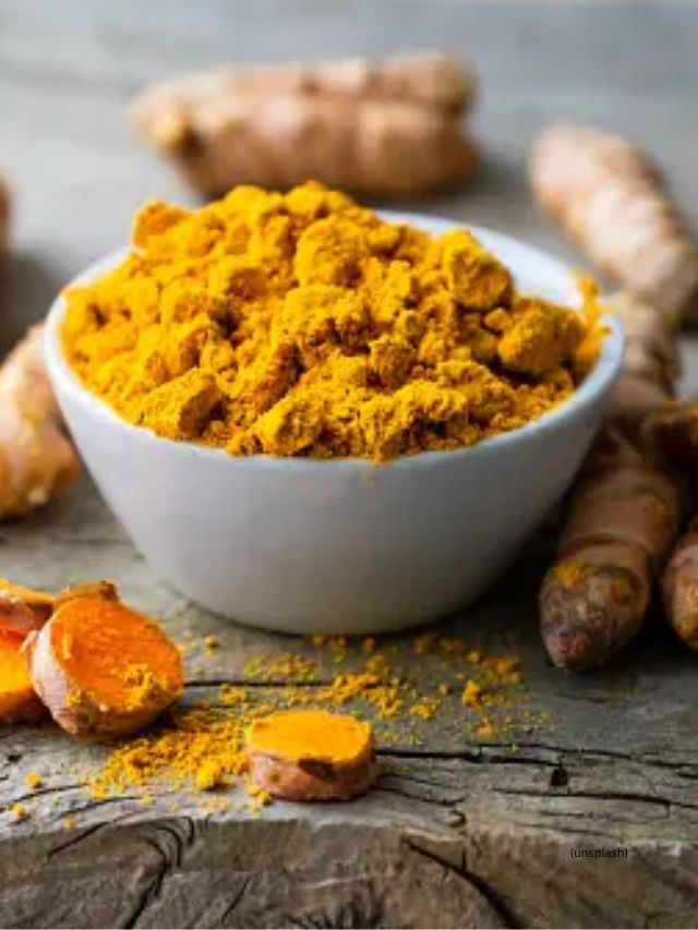 <strong>હળદર: </strong>હળદરમાં ઘણા એટલા ગુણ જોવા મળે છે જે ઘા ભરવામાંની સાથે ડાઘના નિશાન દૂર કરવામાં મદદ કરી શકે છે. ડાઘના નિશાનમાં તે ઉપયોગી સાબિત થઇ શકે છે.