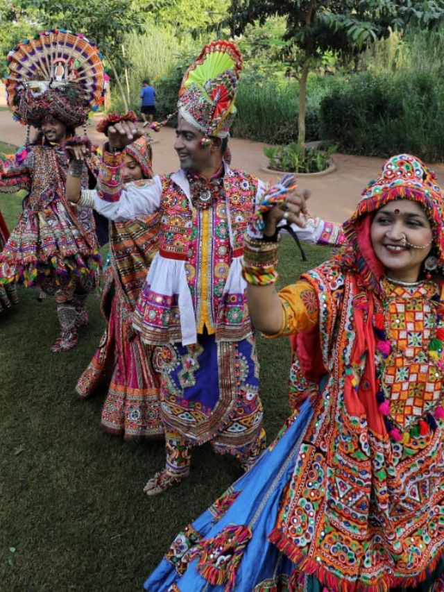 નવરાત્રીને હવે 5 દિવસ બાકી રહ્યા છે, રવિવારે નવરાત્રીની શુભ શરૂઆત થઇ જશે. ત્યારે ગરબા, ગ્લોઈંગ સ્કિન અને ખૂબસૂરત વાળ બતાવવાનો સમય આવી ગયો છે. નવરાત્રિમાં ગરબા રમ્યા વગર નવરાત્રી અધૂરી લાગે ને!! જો કે, નવરાત્રિ દરમિયાન મહિલાઓ મોટાભાગે તેમની ત્વચા અને વાળની ચિંતા કરે છે કારણ કે તેઓ સુંદર દેખાવા માંગે છે પરંતુ નવરાત્રીમાં રાતનો ઉજાગરો, ઉપવાસ વગેરેને કારણે ખીલ, ડાર્ક સર્કલ થવાની સંભાવના વધી જાય છે. તેથી નવરાત્રીમાં સ્કિન અને હેયરની ચિંતા કર્યા વગર ગરબા કરવા માટે, અહીં કેટલીક નવરાત્રિ સ્કિનકેર ટિપ્સ આપી છે જેને તમે સુંદર રહેવા માટે અનુસરી શકો છો,