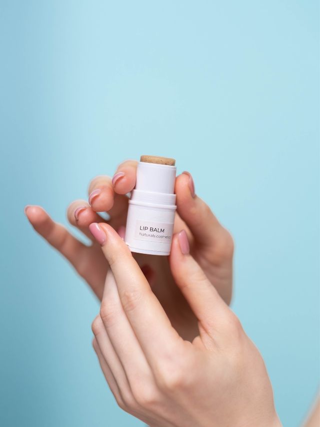 5)લિપ બામનો ઉપયોગ કરો : તમારા હોઠને હાઇડ્રેટેડ રાખવા અને ફાટતા રોકવા માટે સારી ગુણવત્તાવાળા લિપ બામનો ઉપયોગ કરો.