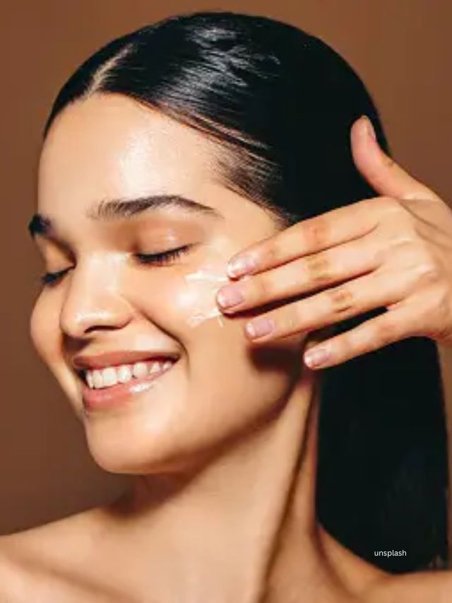 ગોળાકાર ગતિમાં ત્વચા પર આ ક્રીમનો ઉપયોગ કરો. મસાજ કર્યા પછી, તેને ત્વચા પર 15 મિનિટ સુધી રહેવા દો. થોડા સમય પછી, કોટનથી ચહેરો સાફ કરો.