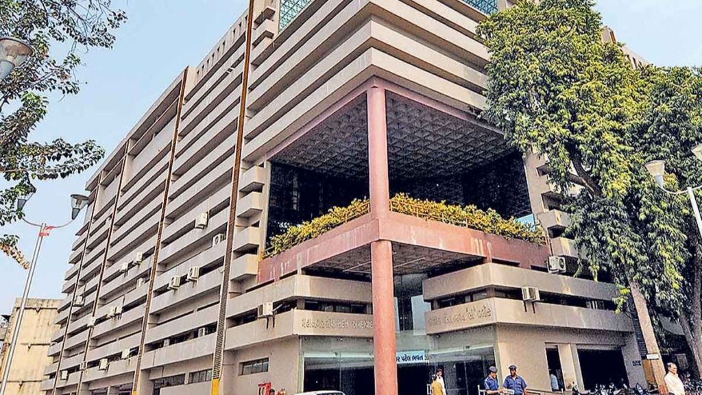 અમદાવાદમાં દબાણ વિરોધી અભિયાન દરમિયાન ડેપ્યુટી મ્યુનિસિપલ કમિશનર પર હુમલો, પોલીસે શું કહ્યું? અમદાવાદમાં દબાણ વિરોધી અભિયાન દરમિયાન ડેપ્યુટી મ્યુનિસિપલ કમિશનર પર હુમલો, પોલીસે શું કહ્યું?