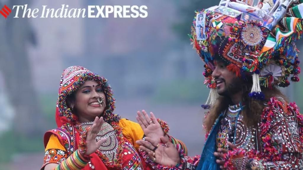 Navratri 2023 : નવરાત્રીમાં ગરબે ઘુમવા તમે આ બેઝિક સ્ટાઇલ શીખી શકો,આ વર્ષે ઝુમખા સ્ટાઇલ ધૂમ મચાવશે