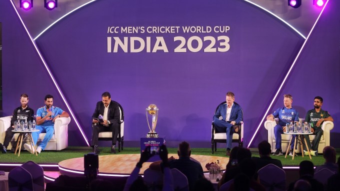 World Cup 2023 Captains Day events : આઈસીસી વનડે વર્લ્ડ કપ 2023 ગુરુવારને 5 ઓક્ટોબરથી શરૂ થવા જઈ રહ્યો છે. ઓપનિંગ મેચ ડિફેન્ડિંગ ચેમ્પિયન ઈંગ્લેન્ડ અને ન્યૂઝીલેન્ડ વચ્ચે અમદાવાદના નરેન્દ્ર મોદી સ્ટેડિયમમાં રમાશે. આ પહેલા બુધવારે અમદાવાદમાં કેપ્ટન્સ ડે સેરેમની યોજાઈ હતી. આ કાર્યક્રમમાં કેપ્ટનો સાથે ચર્ચા-વિચારણા કરવામાં આવી હતી. (Express photo by Nirmal Harindran)