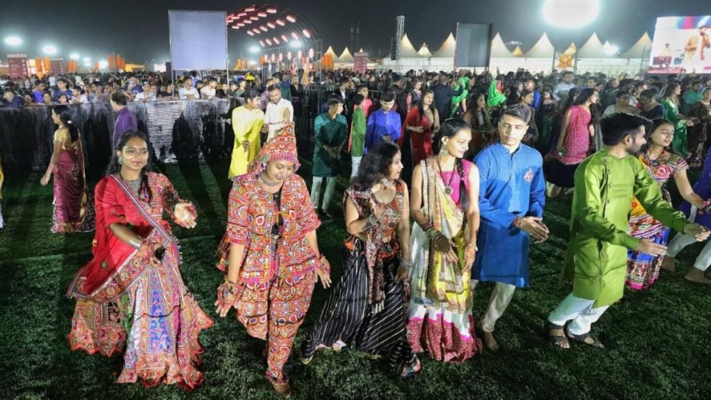 Navratri 2023 Gujarat : નવરાત્રીમાં ખેલૈયા મોડા સુધી ગરબા રમી શકશે, પોલીસ નહી કરે રોક-ટોક, નાના વેપારીઓ માટે પણ સારા સમાચાર Navratri 2023 Gujarat : નવરાત્રીમાં ખેલૈયા મોડા સુધી ગરબા રમી શકશે, પોલીસ નહી કરે રોક-ટોક, નાના વેપારીઓ માટે પણ સારા સમાચાર
