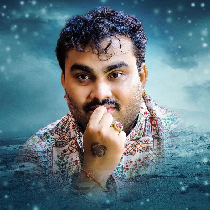 ગુજરાતી ગીત ગાવામાં પ્રખ્યાત સિંગર જીગ્નેશ કવિરાજનો અવાજ લોકોના મુખે ગુંજે છે. પ્રેમ પર ઘણા ગીત તેમણે ગાયા છે. જીગ્નેશ કવિરાજનો જન્મ 3 સપ્ટેમ્બર 1988માં મહેસાણા જિલ્લાના ખેરાલુ ખાતે થયો હતો. જીગ્નેશ કવિરાજના ગીતમાં બેવફા ગીત, પ્રેમના ગીત, ભજન, ગરબા, ડીજે, ટીમલી સામેલ છે. રસિયો રૂપાડો, માની આરતી, પરિણીને પારકા થઇ ગયા વેગેર ગીત તેમના ફેમસ છે.