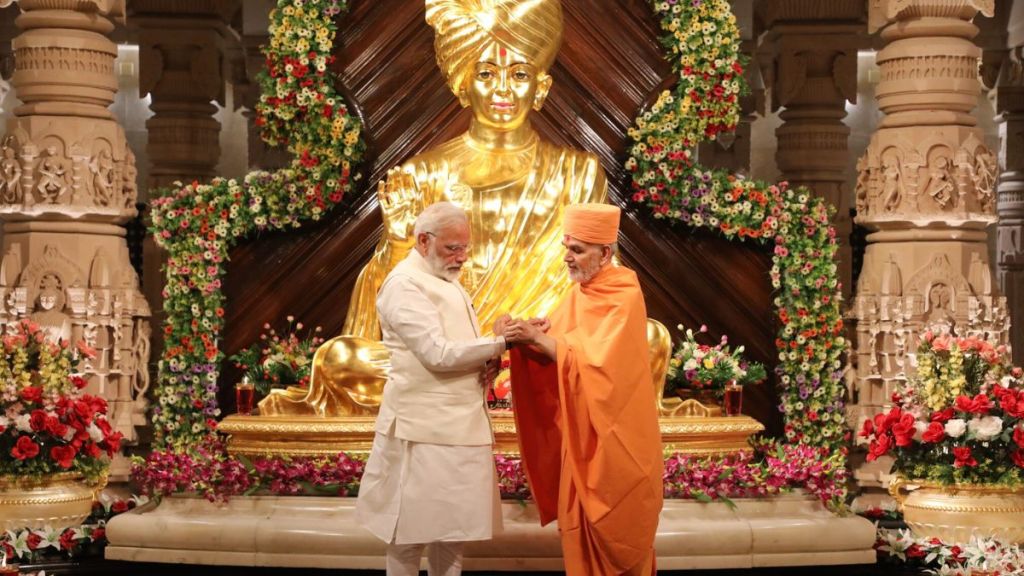 Mahant Swami Maharaj and Prime Minister of India, Narendra Modi, at Akshardham, Gandhinagar, 2017