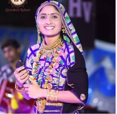 નવરાત્રીને હવે થોડા જ દિવસ બાકી છે. ત્યારે આ વર્ષે નવરાત્રી આ વર્ષે શારદીય નવરાત્રીની શરૂઆત 15 ઓક્ટોબરના રોજથી થશે અને સમાપન 23 સપ્ટેમ્બરે નવમીના હવન સાથે થશે. આ તસવીરમાં ગીતા રબારી છે. ગીતા રબારીનો જન્મ 1996માં કચ્છ જિલ્લાના ટપ્પર ગામમાં થયો હતો. ગીતા રબારી ખુબ જ ફેમસ છે. તેમના ભજન, લોકગીત, સંતવાણી, ડાયરા પ્રખ્યાત છે. 