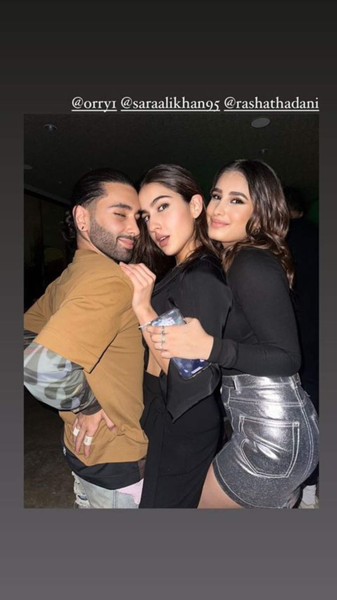 સારા અને ઓરીએ રવિના ટંડનની પુત્રી રાશા થડાની સાથે પણ પોઝ આપ્યો હતો. (ફોટો: ઓરહાન અવત્રામાણી/ઈન્સ્ટાગ્રામ)