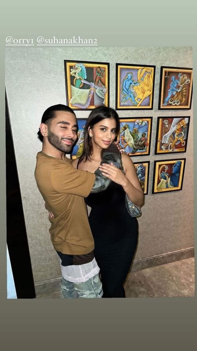 SRK અને ગૌરી ખાનની પ્રિય પુત્રી સુહાના ખાન બ્લેક ડ્રેસમાં અદભૂત દેખાતી હતી. (ફોટો: ઓરહાન અવત્રામાણી/ઈન્સ્ટાગ્રામ)