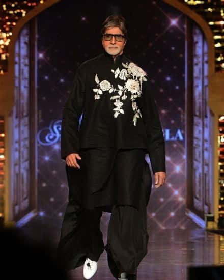 કરિયરની શરૂઆતમાં અમિતાભ બચ્ચનને તેમના અવાજના કારણે રિજેક્ટ કરવામાં આવ્યા હતા. પરંતુ હવે કલાકારો પોતાના અવાજના આધારે કરોડો રૂપિયા કમાય છે. અભિનય ઉપરાંત તેણે ઘણી ફિલ્મોનું વર્ણન કર્યું છે. તેણે 'જોધા અકબર', 'રા.વન', 'ક્રિશ 3', 'કોચાદૈયાં', 'ફિરંગી', 'પેડમેન', 'રાધે શ્યામ' જેવી હિટ ફિલ્મોમાં પોતાનો અવાજ આપ્યો છે.