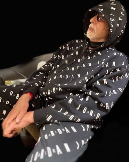 છેલ્લા એક વર્ષમાં અભિનેતાની સંપત્તિમાં 200 કરોડનો વધારો થયો છે. તમને જણાવી દઈએ કે, અમિતાભ બોલિવૂડના સૌથી વધુ રેટિંગ મેળવનારા અભિનેતાઓમાંના એક છે. તે પોતાની ફિલ્મો, શો અને જાહેરાતોથી ઘણી કમાણી કરે છે.