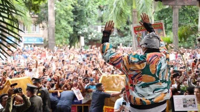 તમને જણાવી દઈએ કે, બિગ બીના પોતાના 5 બંગલા છે, જેમાં 'જલસા', 'જનક', 'પ્રતીક્ષા' અને 'વત્સ' છે. ઉત્તર પ્રદેશના અલ્હાબાદમાં તેમનું એક પૈતૃક મકાન પણ છે જેને એજ્યુકેશન ટ્રસ્ટમાં રૂપાંતરિત કરવામાં આવ્યું છે. આ સાથે અમિતાભ બચ્ચન લગભગ 3,000 કરોડની સંપત્તિના માલિક છે. <br>