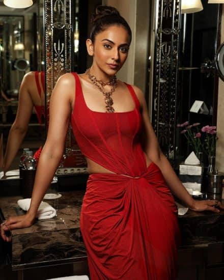 રકુલ પ્રીતના વર્ક ફ્રન્ટ વિશે વાત કરીએ તો, તે ટૂંક સમયમાં અર્જુન કપૂર અને ભૂમિ પેડનેકર સાથે ફિલ્મ 'મેરે હસબન્ડ કી બીવી'માં જોવા મળશે. ઉપરાંત તેની પાસે શિવ કાર્તિકેયનની તમિલ ફિલ્મ 'આયલન' અને કમલ હાસનની ફિલ્મ 'ઈન્ડિયન 2' પણ છે.<br> (ફોટો સ્ત્રોત: @rakulpreet/instagram)<br> <strong>(આ પણ વાંચોઃ <a href="https://gujarati.indianexpress.com/photos/news/pm-narendra-modi-gujarat-visit-ambaji-temple-puja-photo-as/" data-type="URL" data-id="https://gujarati.indianexpress.com/photos/news/pm-narendra-modi-gujarat-visit-ambaji-temple-puja-photo-as/" target="_blank" rel="noreferrer noopener">વડાપ્રધાન નરેન્દ્ર મોદી જગદંબાના શરણે, પાવડી પૂજા-આરતી ઉતારી ધન્યતા અનુભવી</a> )</strong>