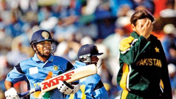 સચિન 32 રન પર હતો ત્યારે વસીમ અકરમના બોલ પર અબ્દુલ રઝાકે તેનો કેચ છોડ્યો હતો. તે પછી સચિને જે કર્યું તે પાકિસ્તાન આજ સુધી ભૂલી શક્યું નથી.