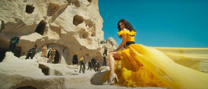 આ યલો ગાઉનમાં અભિનેત્રી એકદમ ગ્લેમરસ દેખાઇ રહી છે.