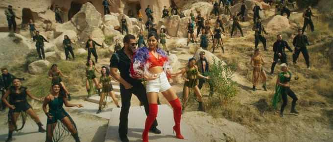 આ તસવીરમાં કેટરીના ફર કોટ, સફેદ શોર્ટ્સ, લાલ ટોપ અને બૂટમાં જોવા મળી રહી છે.