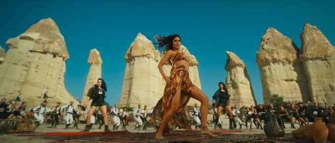 પ્રિન્ટેડ બ્રેલેટ અને સ્કર્ટ સાથે અભિનેત્રીનો લુક એકદમ હોટ લાગે છે.