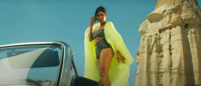 આ તસવીરમાં અભિનેત્રીએ ક્રોપ ટોપ અને ઉંચી કમર શોર્ટ્સ સાથે નિયોન કેપ પહેરી છે.