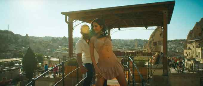 અભિનેત્રી લાઈટ બ્રાઉન કલરનાં ક્રોપ ટોપ અને મીની સ્કર્ટ સેટમાં હોટ લાગી રહી છે.