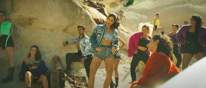 અભિનેત્રીએ ડેનિમ શોર્ટ્સ, ડેનિમ બ્રેલેટ અને ડેનિમ જેકેટ સાથે સફેદ સ્નીકર્સ પહેર્યા છે.