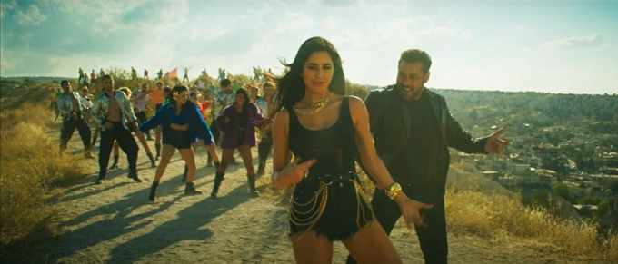 અભિનેત્રીએ બ્લેક ડ્રેસ સાથે ગોલ્ડન જ્વેલરી પહેરી છે.