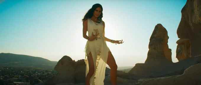 વ્હાઇટ ઓપન સાઇડ્સ ગૂંથેલા ટોપમાં અભિનેત્રી એકદમ બોલ્ડ લાગી રહી છે.<br> (ફોટો સ્ત્રોત: ટાઇગર 3 ગીત - લેકે પ્રભુ કા નામ/ સ્ક્રીન શૉટ)<br> <strong>(આ પણ વાંચોઃ <a href="https://gujarati.indianexpress.com/photos/entertainment/shahid-kapoor-film-deva-will-be-released-on-dussehra-next-year-will-give-competition-to-these-films-jshd-import-2/" data-type="URL" data-id="https://gujarati.indianexpress.com/photos/entertainment/shahid-kapoor-film-deva-will-be-released-on-dussehra-next-year-will-give-competition-to-these-films-jshd-import-2/" target="_blank" rel="noreferrer noopener">શાહિદ કપૂરની અપકમિંગ મૂવી ‘દેવા’ 2024માં દશેરા પર રિલિઝ થશે, અક્ષય કુમાર અને હિમેશની ફિલ્મોને આપશે ટક્કર </a>)</strong>