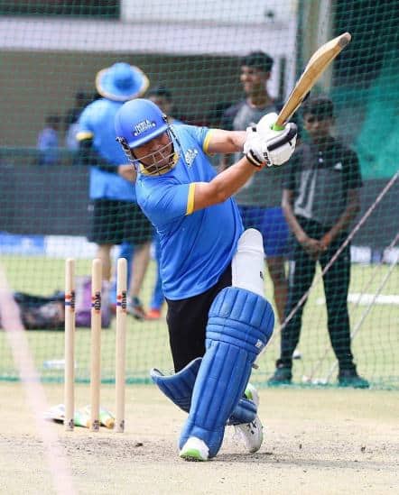 સચિને લખ્યું છે કે વિજયાદશમીની ઉજવણી કરનારા બધાને દશેરાની શુભકામનાઓ! જેમ બોલ બાઉન્ડ્રીને પાર કરે છે, તેવી જ રીતે બુરાઇ પર અચ્છાઇની જીત તમારા જીવનના તમામ અવરોધોને દૂર કરે. યોગ્ય હેતુ માટે બેટિંગ કરતા રહો. હંમેશા ખુશ રહો.<br> (ફોટો સ્ત્રોત: @sachintendulkar/instagram)