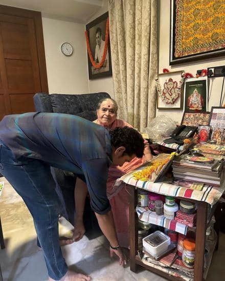 ક્રિકેટરે તેની માતા સાથેની એક તસવીર પણ પોસ્ટ કરી છે જેમાં તે તેની માતાના ચરણોમાં નમીને આશીર્વાદ લેતો જોવા મળી રહ્યો છે.