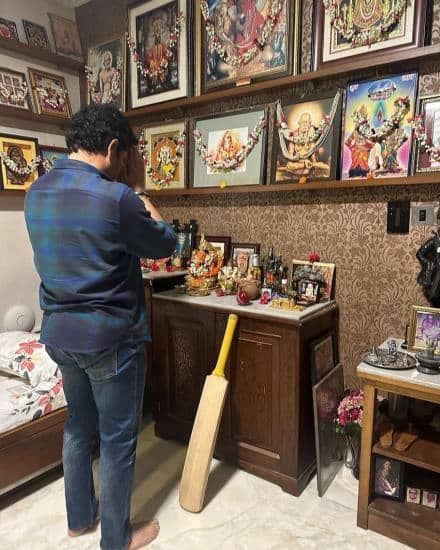 હાલમાં જ સચિને તેના ઈન્સ્ટાગ્રામ એકાઉન્ટ પર કેટલીક તસવીરો શેર કરી છે જેમાં તે પોતાના ઘરના મંદિરમાં જોવા મળી રહ્યો છે.