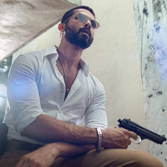 બોલિવૂડ એક્ટર શાહિદ કપૂર હાલ તેની અપકમિંગ ફિલ્મ 'દેવા'ને લઈને ચર્ચામાં છે. દશેરાના અવસર પર, અભિનેતાએ તેના ઇન્સ્ટાગ્રામ એકાઉન્ટ પર એક પોસ્ટ શેર કરી છે. અભિનેતાએ તેની આગામી ફિલ્મ દેવાની રિલીઝ ડેટ જાહેર કરી છે. (સ્રોત: @shahidkapoor/instagram)