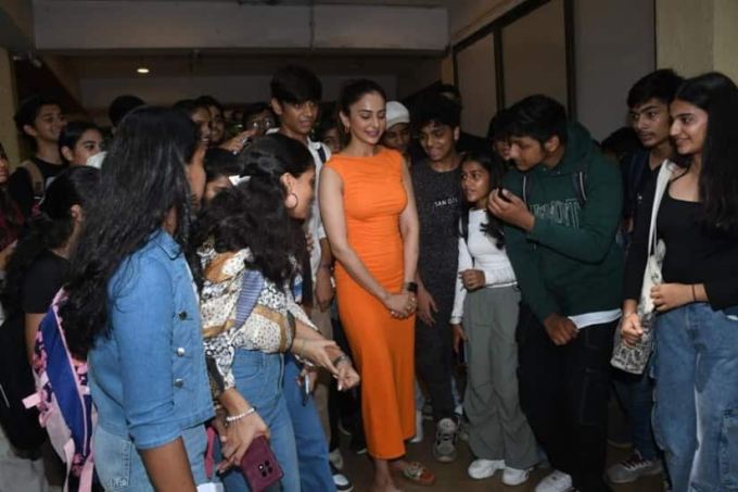 આ દરમિયાન રકુલે ઓરેન્જ કલરનો ડ્રેસ પહેર્યો હતો.