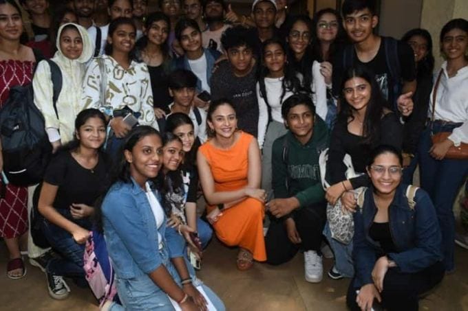 આ દરમિયાન તેણે તેના પ્રશંસકો સાથે ઘણા ફોટોગ્રાફ્સ પણ આપ્યા હતા.