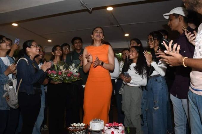 આ ઓરેન્જ કલરના બોડીકોન ડ્રેસમાં એક્ટ્રેસ ખૂબ જ સુંદર લાગી રહી હતી.