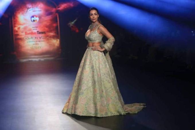 સ્લીવલેસ બ્લાઉઝ અને દુપટ્ટા સાથે અભિનેત્રી એકદમ ગ્લેમરસ લાગી રહી છે. સ્લીવલેસ બ્લાઉઝ અને દુપટ્ટા સાથે અભિનેત્રી એકદમ ગ્લેમરસ લાગી રહી છે.