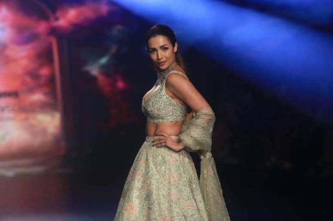 તાજેતરમાં મલાઈકા અરોરાએ બોમ્બે ટાઈમ્સ ફેશન વીકમાં તેના રેમ્પવોકથી બધાને દિવાના બનાવી દીધા હતા. આ શોમાં મલાઈકા શોસ્ટોપર હતી. તાજેતરમાં મલાઈકા અરોરાએ બોમ્બે ટાઈમ્સ ફેશન વીકમાં તેના રેમ્પવોકથી બધાને દિવાના બનાવી દીધા હતા. આ શોમાં મલાઈકા શોસ્ટોપર હતી.