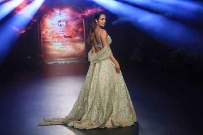 અભિનેત્રીએ ગ્લોઈંગ મેકઅપ અને અડધા ખુલ્લા વાળ સાથે પોતાનો લુક પૂર્ણ કર્યો છે.<br> (ફોટો સોર્સઃ ઈન્ડિયન એક્સપ્રેસ)<br> <strong>(આ પણ વાંચો: <a href="https://gujarati.indianexpress.com/photos/entertainment/shweta-tiwari-photo-shoot-pic-image-instagram-bollywood-news-mb-4/" data-type="URL" data-id="https://gujarati.indianexpress.com/photos/entertainment/shweta-tiwari-photo-shoot-pic-image-instagram-bollywood-news-mb-4/" target="_blank" rel="noreferrer noopener">શ્વેતા તિવારીના લેટેસ્ટ દેશી લૂક અને કિલર સ્માઇલ પર ફિદા થઇ જશો, જુઓ ફોટા</a>)</strong>