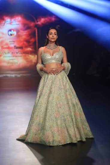 અભિનેત્રીએ લહેંગા સાથે સિલ્વર એમરાલ્ડ સ્ટોનનો નેકલેસ પહેર્યો છે. અભિનેત્રીએ લહેંગા સાથે સિલ્વર એમરાલ્ડ સ્ટોનનો નેકલેસ પહેર્યો છે.