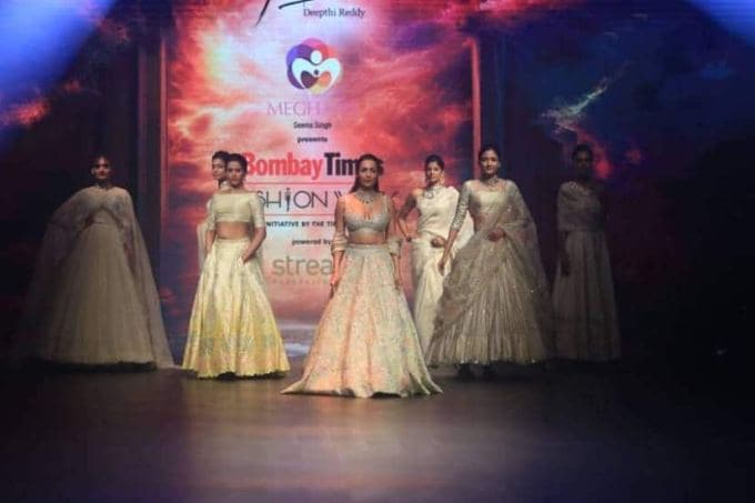 મોતીના ભરતકામથી બનેલા આ લહેંગામાં અભિનેત્રી ખૂબ જ સુંદર લાગી રહી છે. મોતીના ભરતકામથી બનેલા આ લહેંગામાં અભિનેત્રી ખૂબ જ સુંદર લાગી રહી છે.