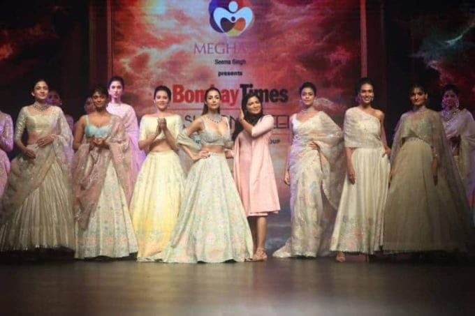 આ ફેશન વીકમાં મલાઈકાએ તેના અદભૂત રેમ્પ વોકથી સૌનું ધ્યાન ખેંચ્યું હતું. આ ફેશન વીકમાં મલાઈકાએ તેના અદભૂત રેમ્પ વોકથી સૌનું ધ્યાન ખેંચ્યું હતું.