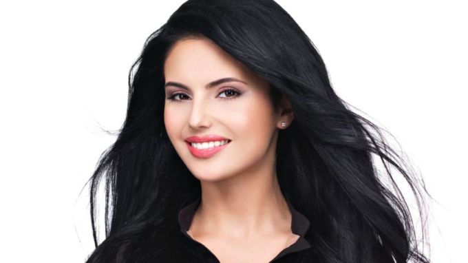 <strong>વાળ ઢીલા રહેવા દો</strong><br> ઘણી સ્ત્રીઓ ઘણીવાર તેમના વાળ ઢીલા છોડી દે છે જેથી સવારે ઉઠ્યા પછી વાળ ખરબચડા અને ફ્રઝી દેખાય છે. તેથી સૂતી વખતે વાળ બાંધો. સૂતા પહેલા બાંધેલા વાળ ગૂંચવાતા નથી. તેનાથી વાળમાં ભેજ પણ જળવાઈ રહે છે. (પ્રતિનિધિ સિલુએટ - સૌજન્ય - ફ્રીપિક)