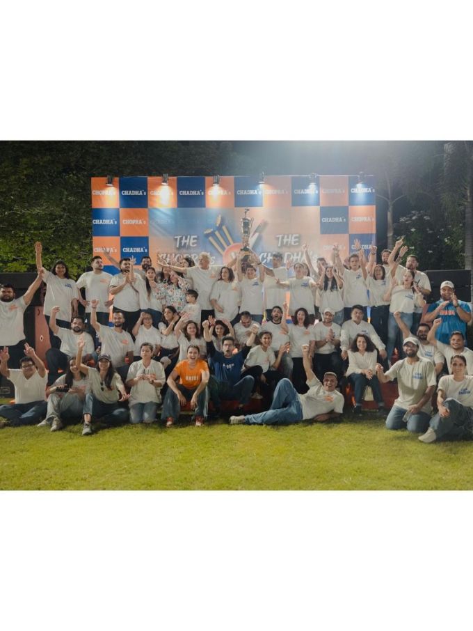 હાલમાં જ પરિણીતી ચોપરાએ પ્રી-વેડિંગ ફંક્શનની તસવીર શેર કરી છે. વેડિંગ ફંક્શન શરૂ થતા પહેલા ટીમ ચઢ્ઢા અને ટીમ ચોપરા વચ્ચે ક્રિકેટ મેચ રમાઈ હતી.