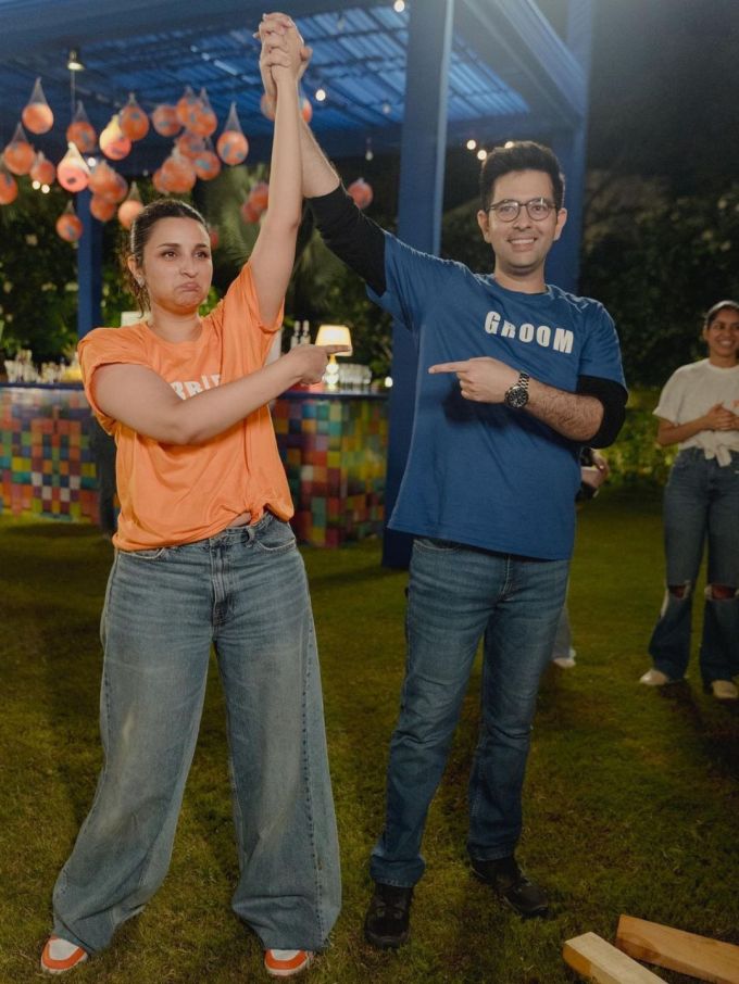 ટીમ ચઢ્ઢા અને ટીમ ચોપરા વચ્ચે કોણ જીત્યું, તેનો ખુલાસો કરવામાં આવ્યો નથી. પરંતુ આ તસવીરમાં પરિણીતી ચોપરા તેના વર દુલ્હે રાજા રાઘવ ચઢ્ઢાનો હાથ ઊંચો કરતી જોવા મળી રહી છે.