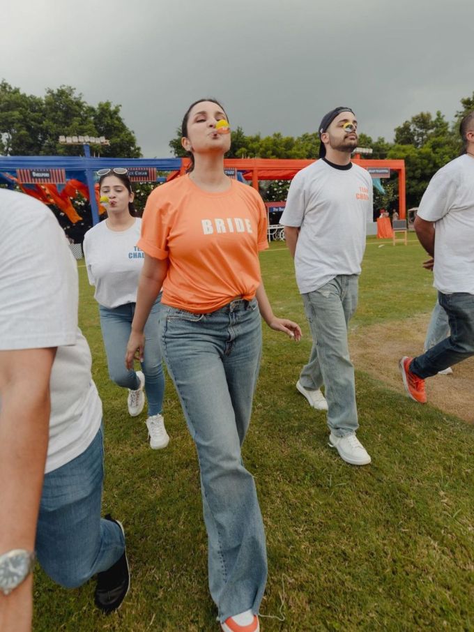 આ તસવીરોમાં પરિણીતી ચોપરા ખૂબ જ કૂલ જોવા મળી રહી છે. ટી-શર્ટ, ડેનિમ જીન્સ અને શૂઝમાં એક્ટ્રેસની કિલર સ્ટાઈલ ફેન્સને પસંદ આવી રહી છે.