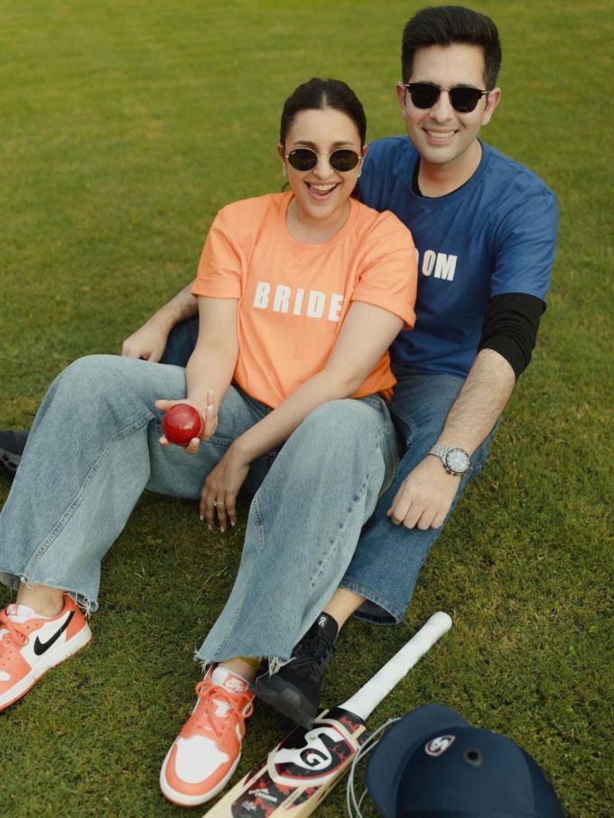 ટીમ બ્રાઈડની ટી-શર્ટમાં પરિણીતી ચોપરા જોવા મળી રહી છે. જ્યારે રાઘવ ચઢ્ઢા ટીમ ગ્રૂમની ટી-શર્ટ પહેરેલો જોવા મળે છે. મ્યુઝિકલ ચેરથી લઈને લેમન રેસ સુધી… બંને પરિવારો વચ્ચે ઘણી કોમ્પિટિશન થઈ છે.