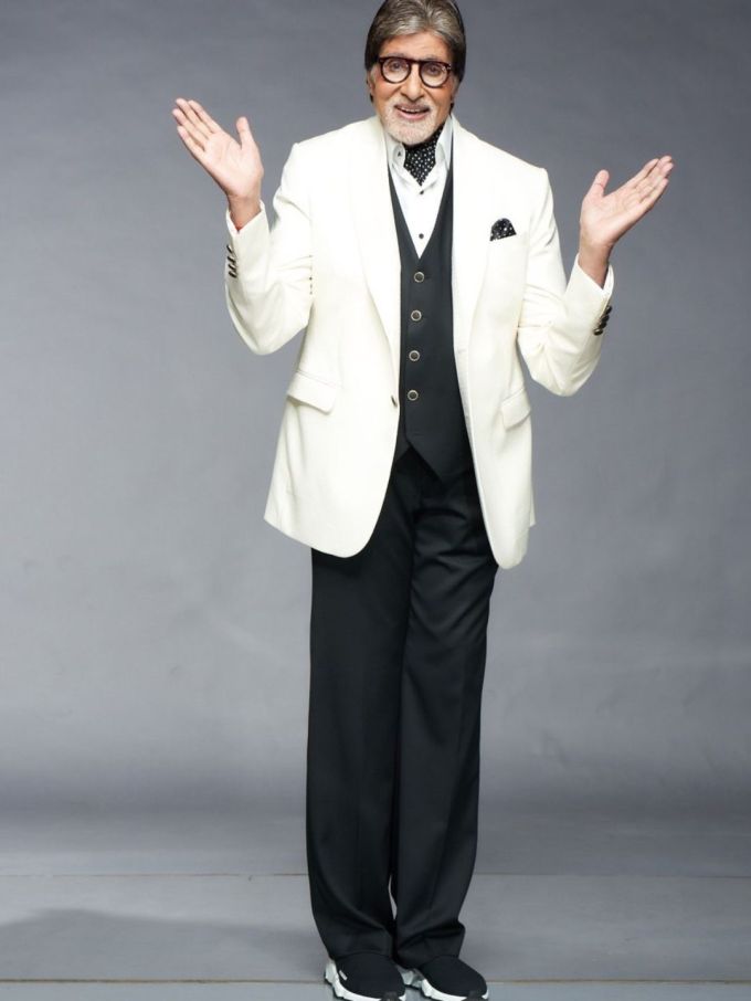 અમિતાભ બચ્ચને વધુમાં જણાવ્યું હતું કે, તેમનો જન્મ વર્ષ 1942માં જ્યારે ગાંધીજી દેશમાં ભારત છોડો આંદોલન ચલાવતા હતા તે સમયે થયો હતો.