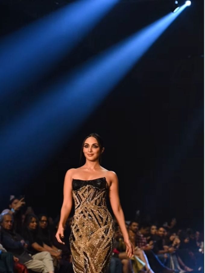 Kiara Advani : કિયારા અડવાણીએ બ્લેક ઓફ શોલ્ડર વનપીસમાં લેકમે ફેશન વીકમાં જબરદસ્ત રેમ્પ વોક કર્યું, જુઓ અનસીન ફોટા
